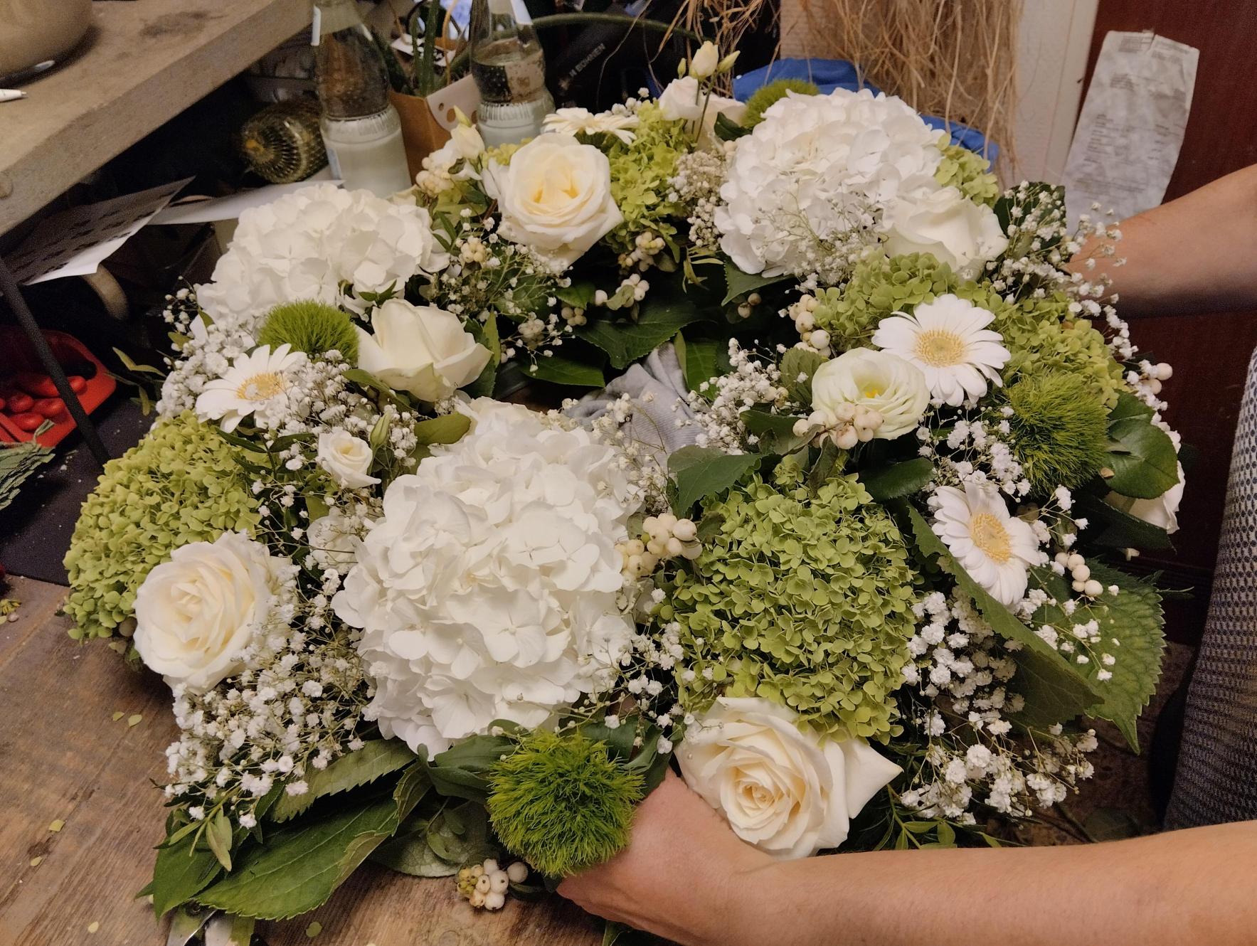 Bildergalerie mit floralen Arrangements, Pflanzen, Dekoobjekten und Eindrücken aus einem Blumenladen innen und außen.