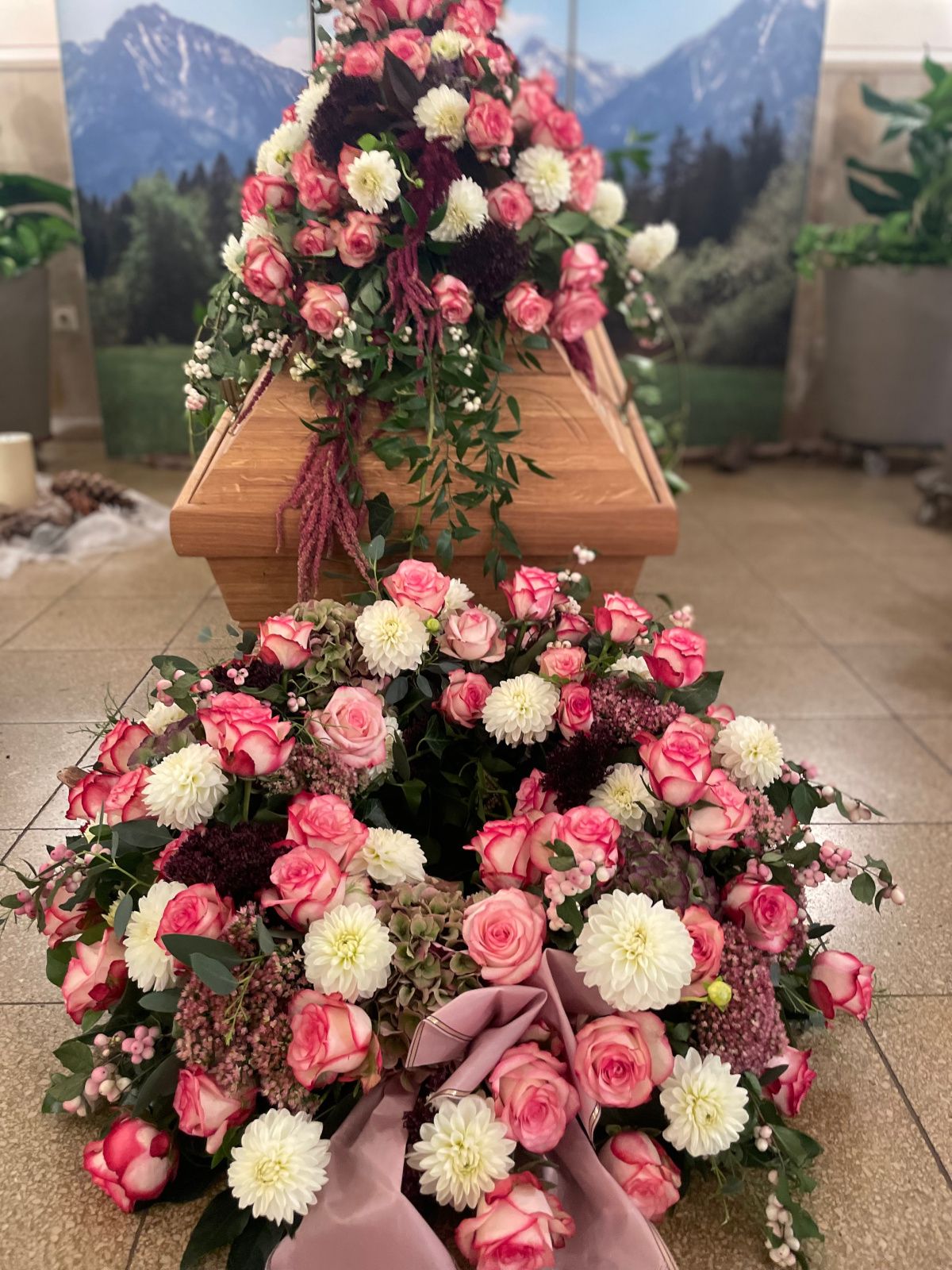 „Bildergalerie mit floristischen Trauerarbeiten, Sargschmuck, Urnenkränzen und Blumendekorationen für Abschied und Gedenken.